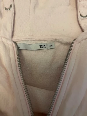 Rosa zip hoodie  - Tröjan är i fint skick och passar som både mys och vardags hoodie 