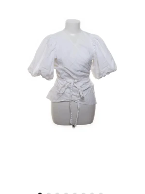 Blus - Vit omlottblus från hm, bra skicka 