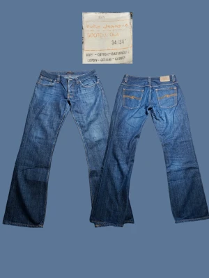 Vintage Nudie bootcut Ola dry - Tjena! Säljer dessa bootcut olas från nudie. Denna modell behöver ingen introduktion, det finns ingen mer ikonisk flared/bootcut modell som nudie skapat än denna. Just detta par är dry, vilket utvecklar en fantastiskt patina över tid. Dessa har dessutom inga defekter, och storleken uppskattas enligt mig till en w32 l32. Se mått nedan:  MÅTT: Storlek enligt etikett: 34/34 | midja: 41,5cm | längd: 105cm | Innersöm: 82cm | Lår:30,5cm | Benöppning: 22,5cm Hör av er vid frågor! Priset kan diskuteras,