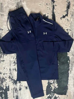 Under Armour Tracksuit.  - Finns i storlekar! Hör av dig för att få rätt storlek!