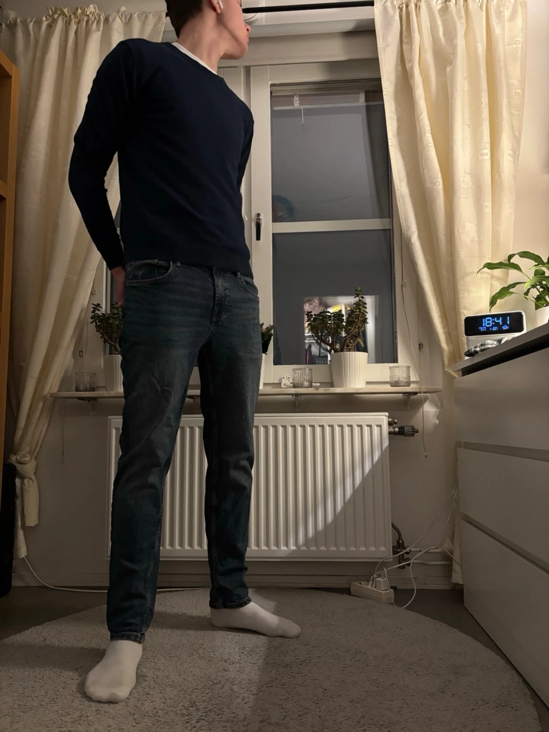 Mörkblå stickad tröja med rund hals