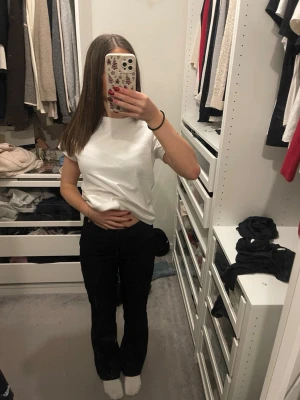 Svarta kostymbyxor från bikbok  - Säljer ett par svarta kostymbyxor från bik bok med medelmidja/ högmidjade ä. Byxorna har klassisk look och är perfekta till en enkel t-shirt eller hoodie. Byxorna är i nyskick 