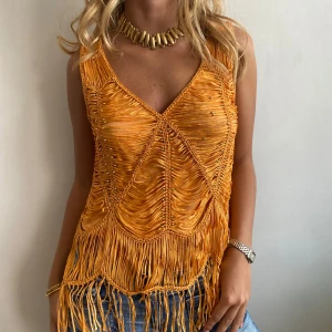 Fest topp gipsy Y2K style trend - Toppen är galet snygg! Unik vintage topp. Ett måste i sommargarderoben och till sommarens fester! Sååå fin färg och sitter super fint på. Paljetter, fransar sååå unik! Du är garanterat själv med denna snygga topp!🔥😍