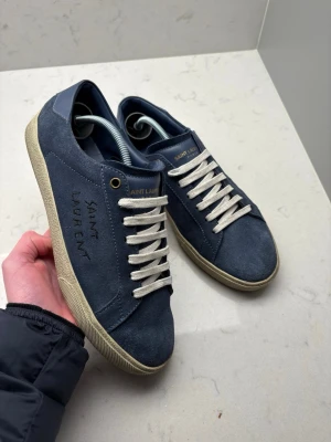 Saint Laurent skosnören  - Reserverade till kund.