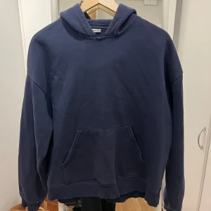 Mörkblå Gina tricot hoodie - Säljer mina hoodie från gina tricot, den har spruckit lite vid halsen (bild 3) därför säljs den till lågt pris, annars är den i bra kvalitet fortfarande😊