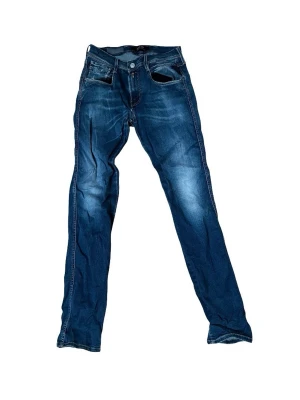 Blå Replay jeans straight fit - Säljer ett par blå jeans från Replay med klassisk femficksmodell och snygga slitningar. Jeansen har raka ben och kontrastsömmar, samt Replay-logga på fickan. Materialet är slitstarkt denim i bomull. Perfekta till sneakers eller boots.