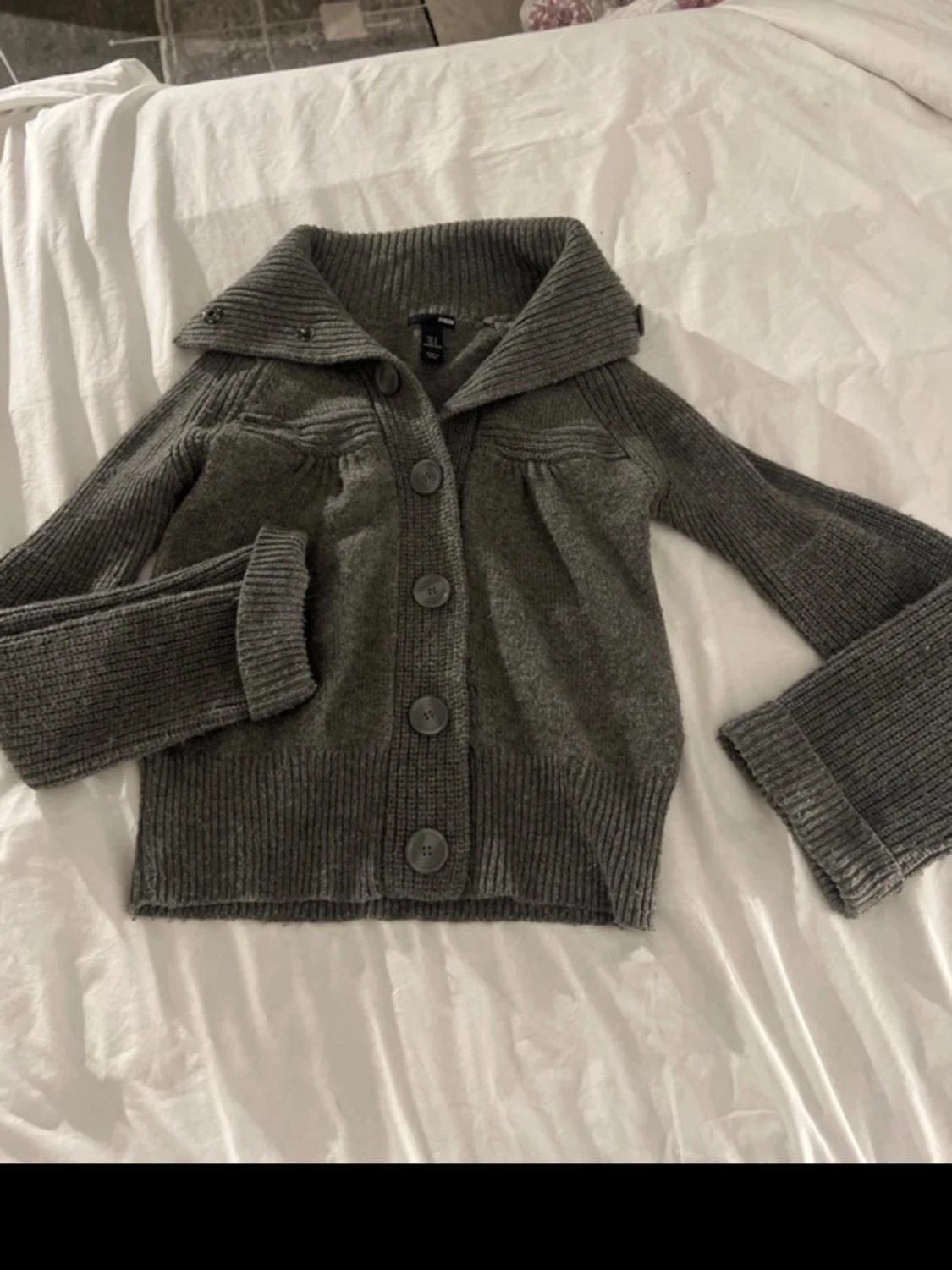 Grå stickad kofta med stora knappar - 4