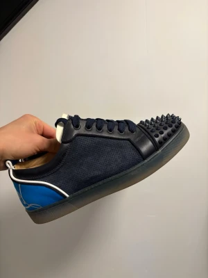 Christian Louboutin junior sneakers blåa - Säljer ett par sjukt sällsynta loubs i denna sköna blåa färg kombo. Skorna är i grymt skick. Inget OG därav priset. Självklart äkta ✅