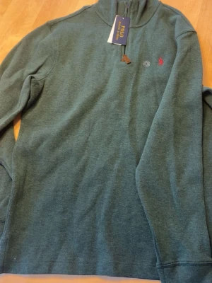 Ralph Lauren half zip - Grön halfpipen från Ralph lauren, Aldrig använd pågrund av att den är för stor. Storlek M, tagg sitter kvar