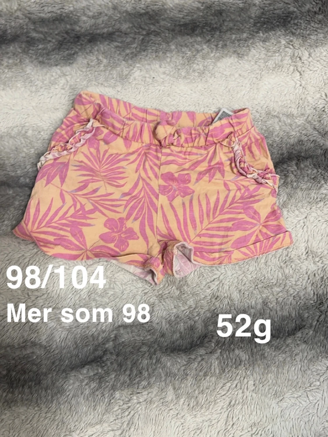 Rosa blommiga shorts med volang