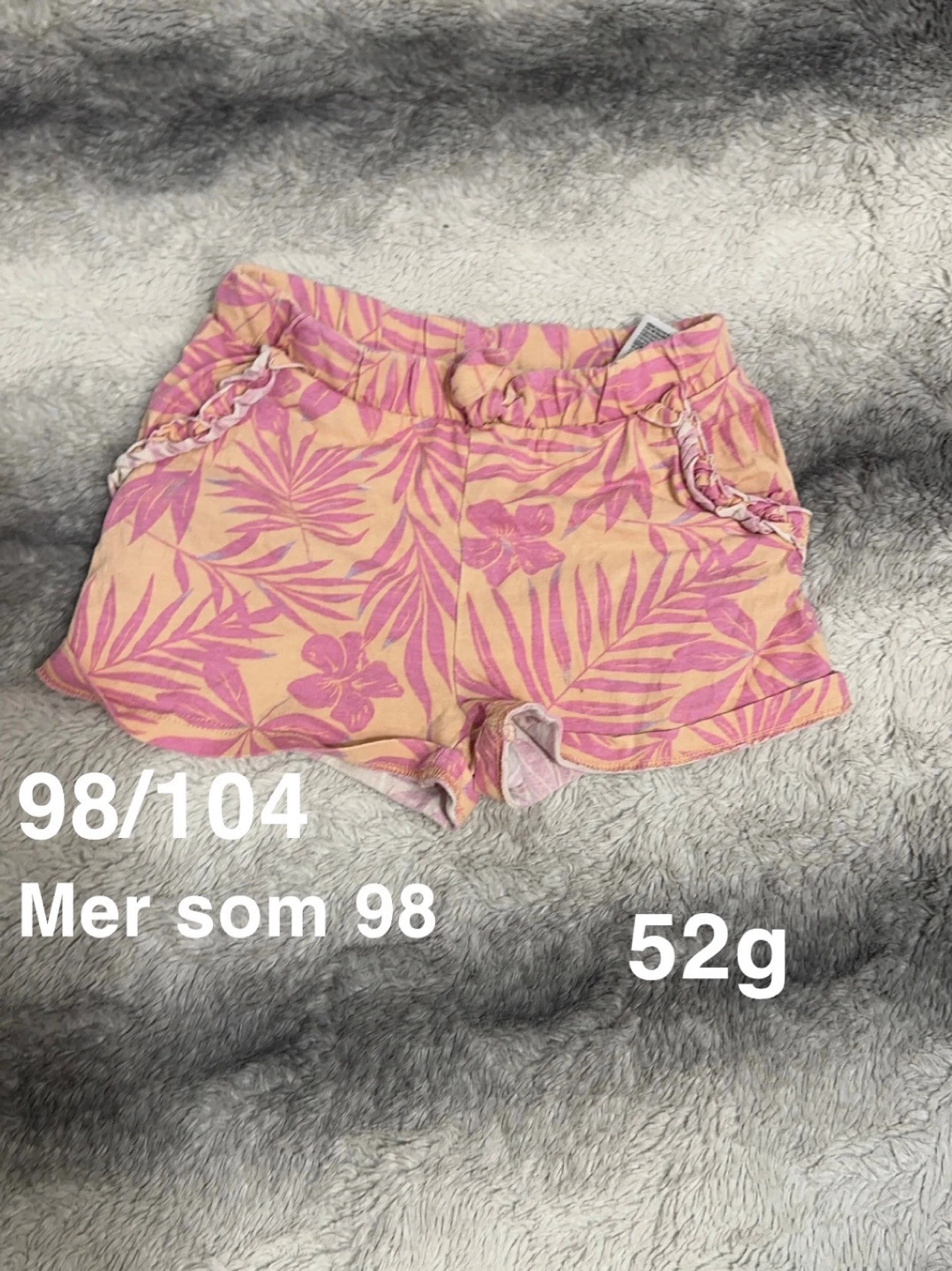 Rosa blommiga shorts med volang