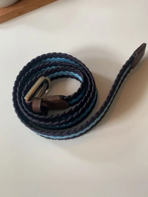 Bälte från John henric  - Ett jävligt schysst bälte från John henric som knappt är använt och därför i väldigt bra skick.