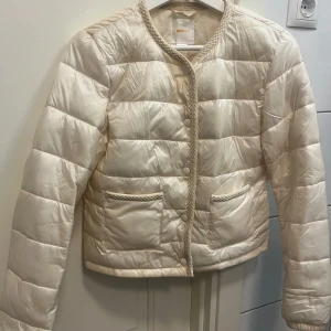 Vit vårjacka från Gina Tricot  - Jätte fin vit/beige vår jacka från Gina tricot, storlek 158/164. Jackan är i jätte bra skick och ser ny ut, Säljer för att den inte kommer till andvändning💕💕