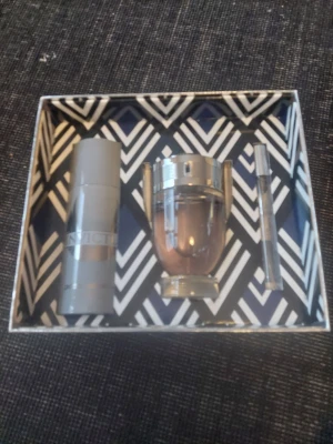 Paco Rabanne Invictus presentset - Snygg presentbox med Invictus från Paco Rabanne. Innehåller parfym, deostick och en mindre sprayflaska – perfekt för dig som vill ha en komplett doftupplevelse. Modern design och populärt val bland unga.