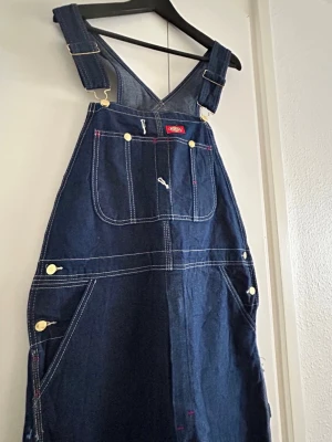 Dickies hängselbyxor 32x32 - Ett par helt nya Dickies hängselbyxor i mörkblå färg.