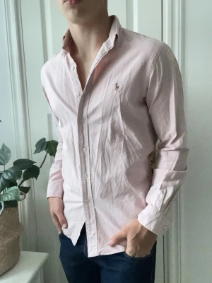 Ralph Lauren skjorta rosa  - Ralph Lauren skjorta rosa,  inga defekter! Väldigt najs fit på modellen som är 180 cm 75 kg och bär storlek M slim fit. Kom med frågor! ❣️