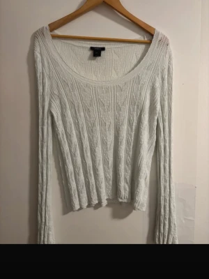 Vit stickad tröja från Lindex - Säljer en vit stickad tröja från Lindex i storlek L. Tröjan har ett snyggt hålmönster, rund halsringning och långa ärmar. Perfekt för lager på lager och funkar året runt. Superenkel att styla till jeans eller kjol.