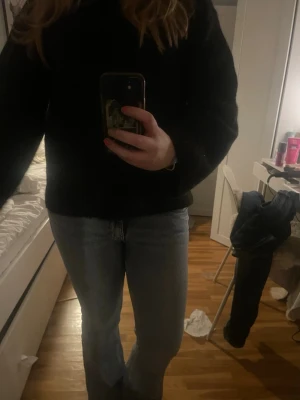 Ljusblå bootcut jeans - Säljer ett par ljusblå bootcut jeans. Jeansen är lågmidjade/medel. Dom är helt nya men utan prislapp.