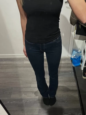 Levis 725 - Supersnygga mörkblå Levis jeans!😊💕☀️Använda, men inga tydliga spår🤩🤩  Levis 725 High Rise bootcut Nypris: 1 149kr (Nelly.com)⭐️⭐️  Midjemått: 30cm (stretchiga) Innerbenslängd: 81cm Storlek: 25  Bär oftast XS/S på jeans