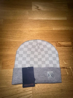 Grå rutig mössa - Helt oanvänd. Inga tecken på användning. Topp kvalité. Priser kan diskuteras via DM. Köp nu!!
