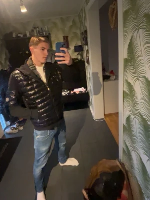 Monclear cardigan - Tjena säljer nu min Monclear cardigan då ja behöver pengar jätte snygg o skön jacka väldigt unik ochså från de andra cardigansen, finns dock ett fel med den och de är att de finns hål i fickan men de är inuti och syns inte och de går att lägger saker i den fortfarande. Scanna Monclear loggan funkar står L i den men sitter mer som M🙏  kan gå ner i pris vid snabb affär, hör av er i dm