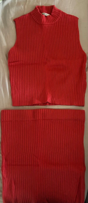 Röd set från Gina Tricot - Säljer ett sett från Gina Tricot i storlek M. Materialet är mjukt och stretchigt. Använd endast ett fåtal gånger.