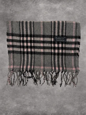 Burberry scarf Grå - Riktigt fin burberry scarf i Nytt skick. Självklart äkta🙌🏼 skickar alltid så snabbt jag kan☺️ skriv för fler bilder🙏🏼