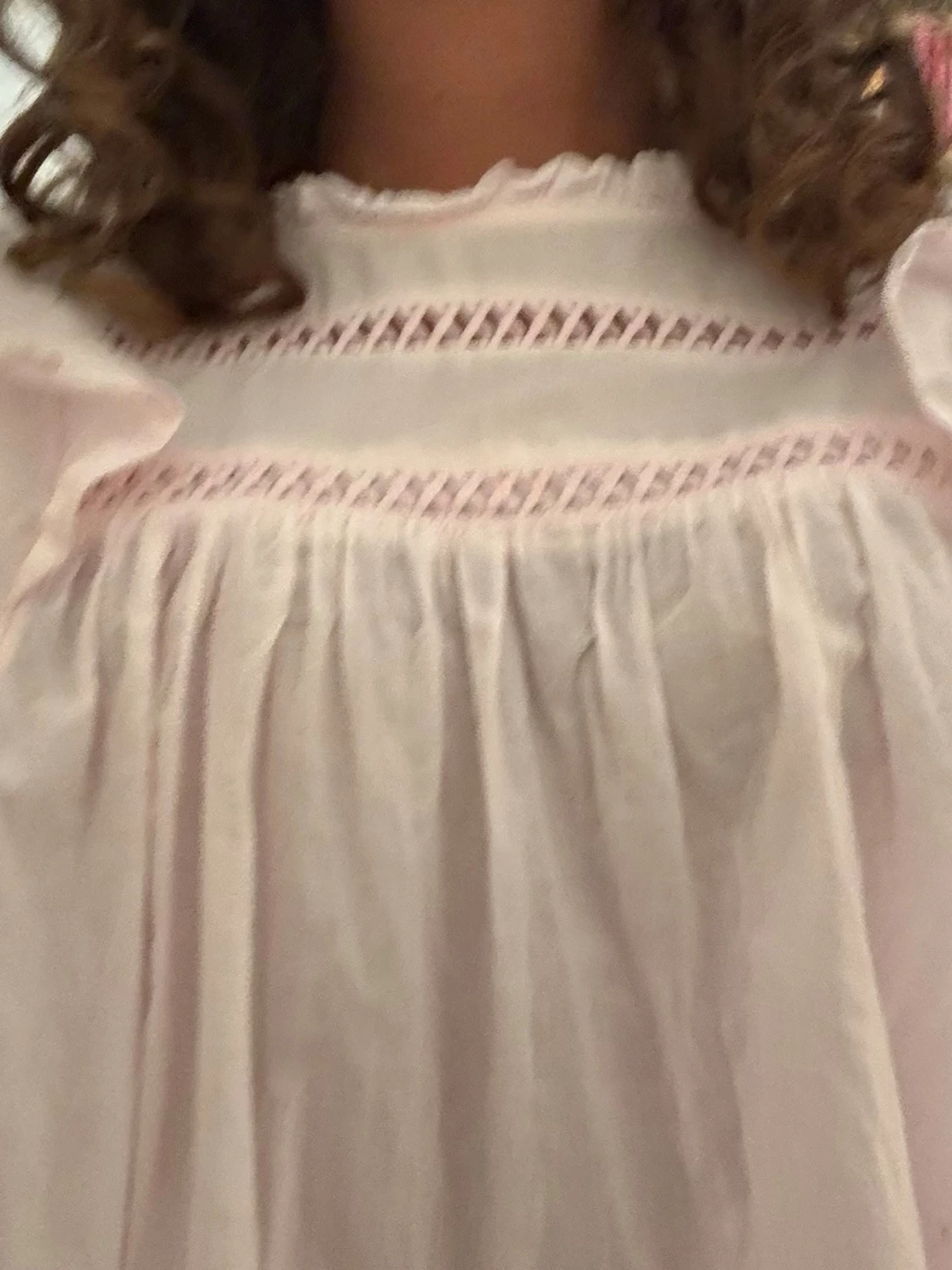 Ljusrosa blus med volang och spets - 4