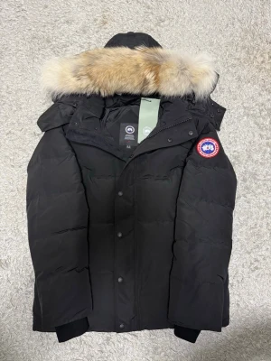 Canada Goose Wyndham  - Säljer nu helt splitterny Canada Goose Wyndham i storlek M. Jackan är splitterny och aldrig använd. Har du funderingar får du gärna höra av dig 