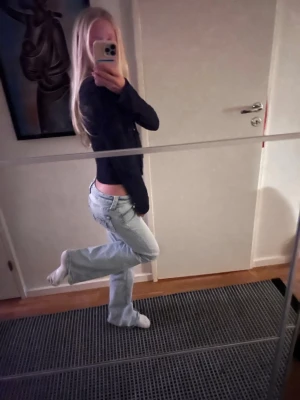 Svart kofta med guldknappar - Säljer en svart, croppad kofta med snygga guldknappar framtill. Koftan är stickad och har lång ärm, perfekt till både jeans och kjol. Enkel men ändå chic, passar till många olika looks.