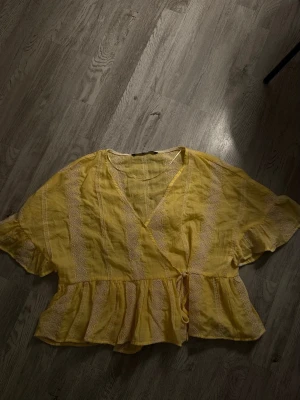 Blus från Zara  - Gullig sommarblus från Zara, storlek L men sitter som en ”oversized” small/medium, passar olika storlekar beroende på hur man vill att den ska sitta.                    Hör av dig om du har några frågor💕