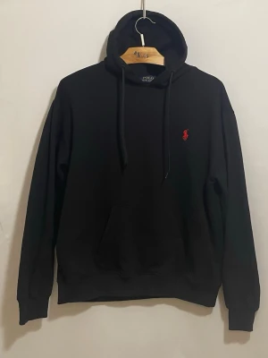 Ralph Lauren hoodie - Polo Ralph Lauren sweatshirt/hoodie i storlek M junior. Fint skick, inga hål eller fläckar. Tvättlapp saknas (bortklippt). Vid frågor är det bara att höra av dig!☺️