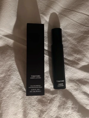 Tom Ford Ombré Leather 10ml EdP - Tom Ford Ombre Leather 10 ml. Skulle säga det är 9,5 ml kvar i flaskan. Endast några sprut använda. Annars är den i bra skick. Köptes på Åhléns för några månader sen, anledningen till att jag säljer är att jag inte använder den längre. Nypris runt 450kr mitt pris 250kr. Kontakta mig om du har frågor.