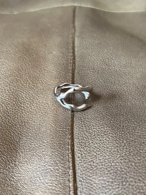 Asymmetrical Sculpt - Justerbar ring i rostfritt stål. 