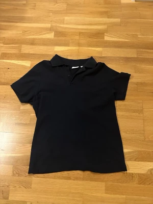 Mörkblå pikétröja från Mango - Skön pike i str S, bra skick.