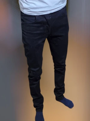 Svarta Nudie Jeans, storlek 31/32 - Säljer ett par svarta jeans från Nudie Jeans i storlek 31/32. Skicket är mycket bra och jag svarar gärna på era frågor. Kolla också in profilen för fler fina klädesplagg. 