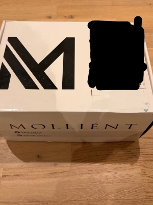 Mollient vaxvärmare med vaxpärlor - Säljer en svart vaxvärmare från Mollient med genomskinligt lock och vred för temperaturkontroll. Medföljer en påse ljusgula vaxpärlor. Perfekt för enkel hårborttagning hemma. Allt kommer i originalkartong.