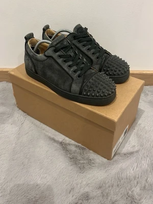 Christian louboutin skor - Storlek 41| allt og ingår de vill säga 7 spikar dustbags snören osv| Boxen är inte orginalboxen| Och den enda defekten på skon synns på sista bilden annars e de som nya| Självklart helt äkta, och de e även olagligt att sälja piratkopior i sverige| Pm för mer info eller bilder! Kom med bud, kan ta byten