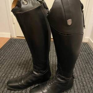 Mountain Horse ridstövlar  - Superfina ridstövlar från Mountain Horse i strl 40, Regular/Plus i vaden. Endast använda ett fåtal gånger och väl omhändertagna. I princip nyskick. Nypris 3899 kr. Köparen står för frakt.