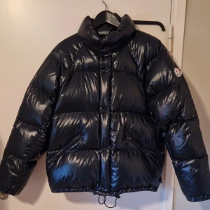 Köper Moncler dunjacka - Köper Moncler dunjacka av modellen Verneuil i mycket bra skick som i bilderna ovan. Storlek 0 till 4 och endast produktionsår 2000 till 2001. Alla färger. Jackan ska ha kvar sin ikoniska puffighet och glansighet.