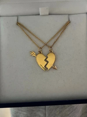 Maria Nilsdotter ”You and Me” inspirerat halsband - Aldrig använda, 18K guldpläterade och tillverkade i rostfritt stål. Kedjornas längd är  40+5 cm och nickelfria. Om du har fler frågor, tveka inte att höra av dig 🤗