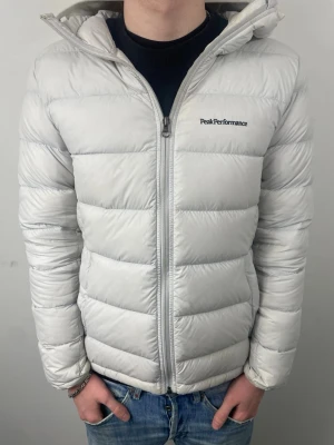 Peak performance jacka - Säljer nu denna peak performance jacka - skick 8/10 - Storlek: S - lite fläckar men går förmodligen bort i tvätten - hör av er vid minsta fundering!