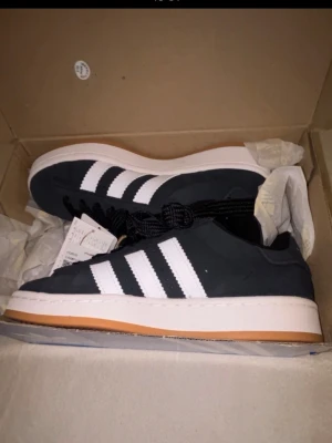 Adidas Campus - Helt nya har bara haft på mig de 2 gånger  och de är i storlek 37 1/3