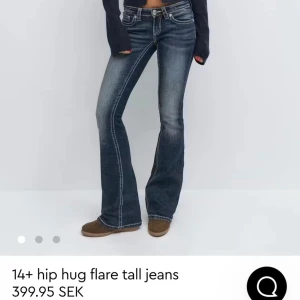 Mörkblå bootcut jeans med broderi - Snygga mörkblå bootcut jeans från Gina tricot 14+ med ljusa slitningar och kontrastsömmar. Jeansen har låg midja och broderade bakfickor. Säljer då jag köpte fel storlek. Dem är aldrig använda. 