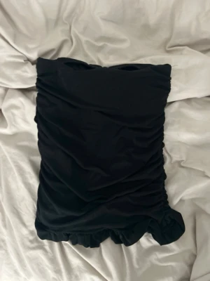Svart omlottväst från SNDYS - Säljer en svart kjol från Lindex. Är som ny storlek är i mellan xxs-xs 