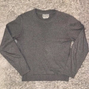 Stickad tröja - | Skick: 10/10 | Färg: Grå | Vad inkluderas: Enbart tröjan | Nypris: 499kr |