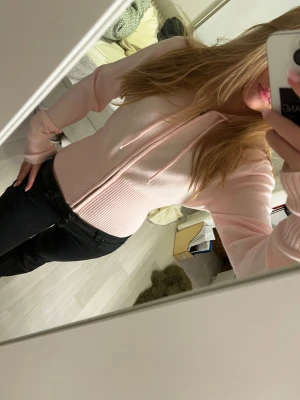 Zip-up tröja ginatrico  -  Säljer denna jättefina tröjan som jag använt få gånger säljer den för kommer inte till användning passar till alla kläder Den är i storlek L men den känns som storlek M 💕