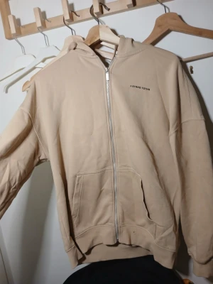 Ljusbrun hoodie med dragkedja  - Bra skick. Mysig varm luvtröja. Från FB sister. 