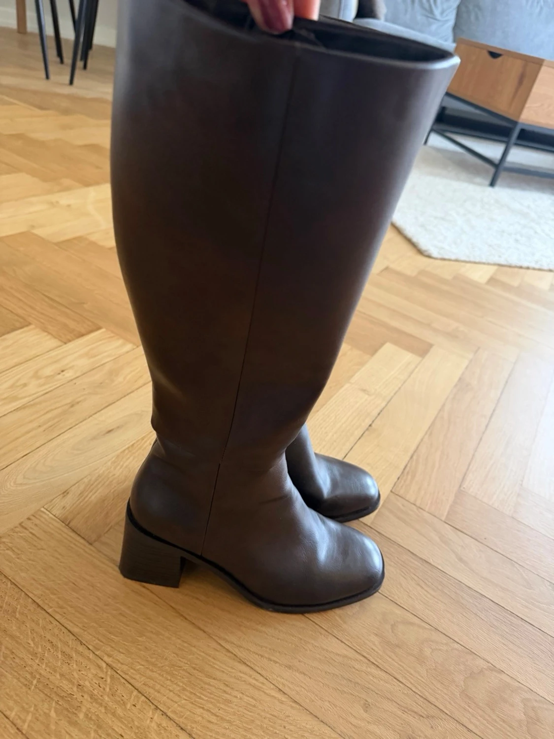 Bruna höga skinnstövlar - 1