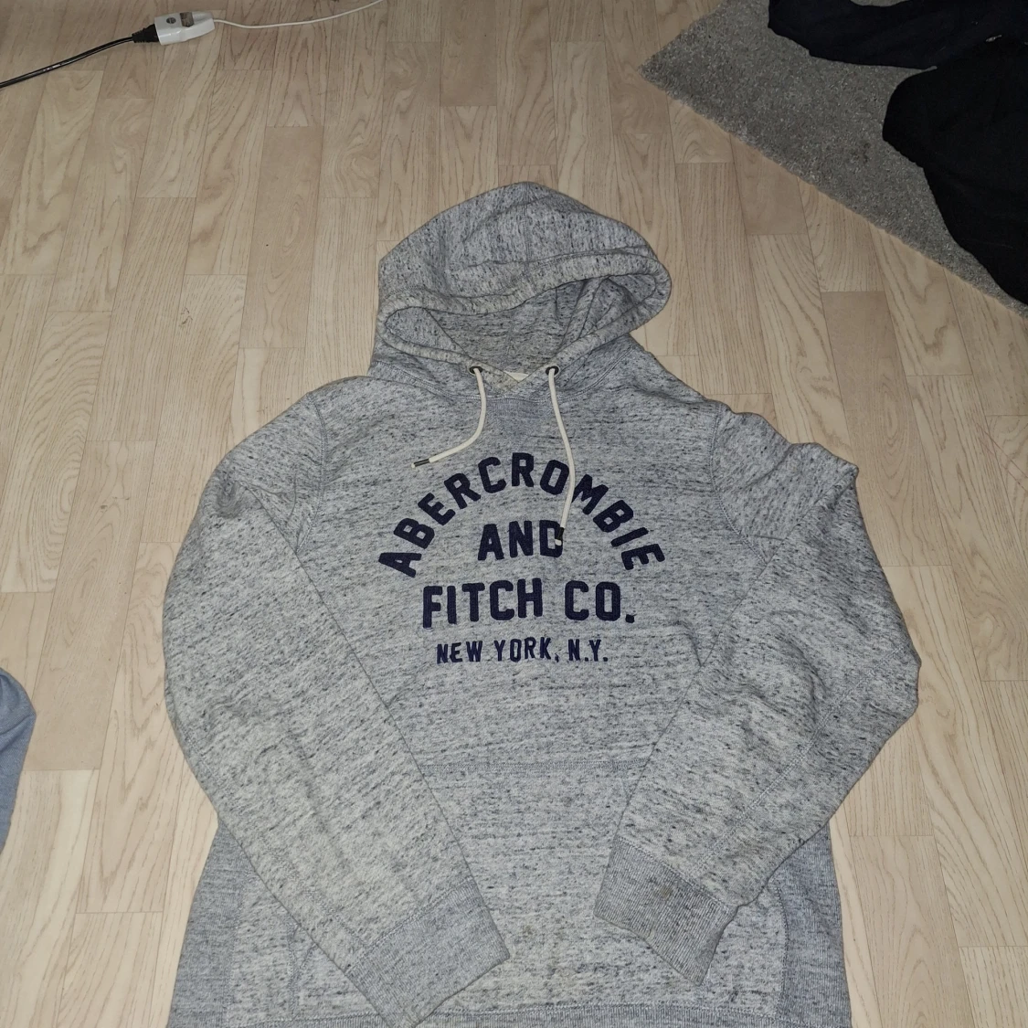 Grå hoodie Abercrombie & Fitch